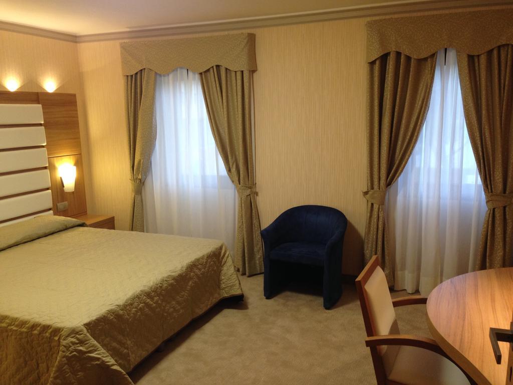 Hotel Vela D'Oro Dependence Bardolino Værelse billede